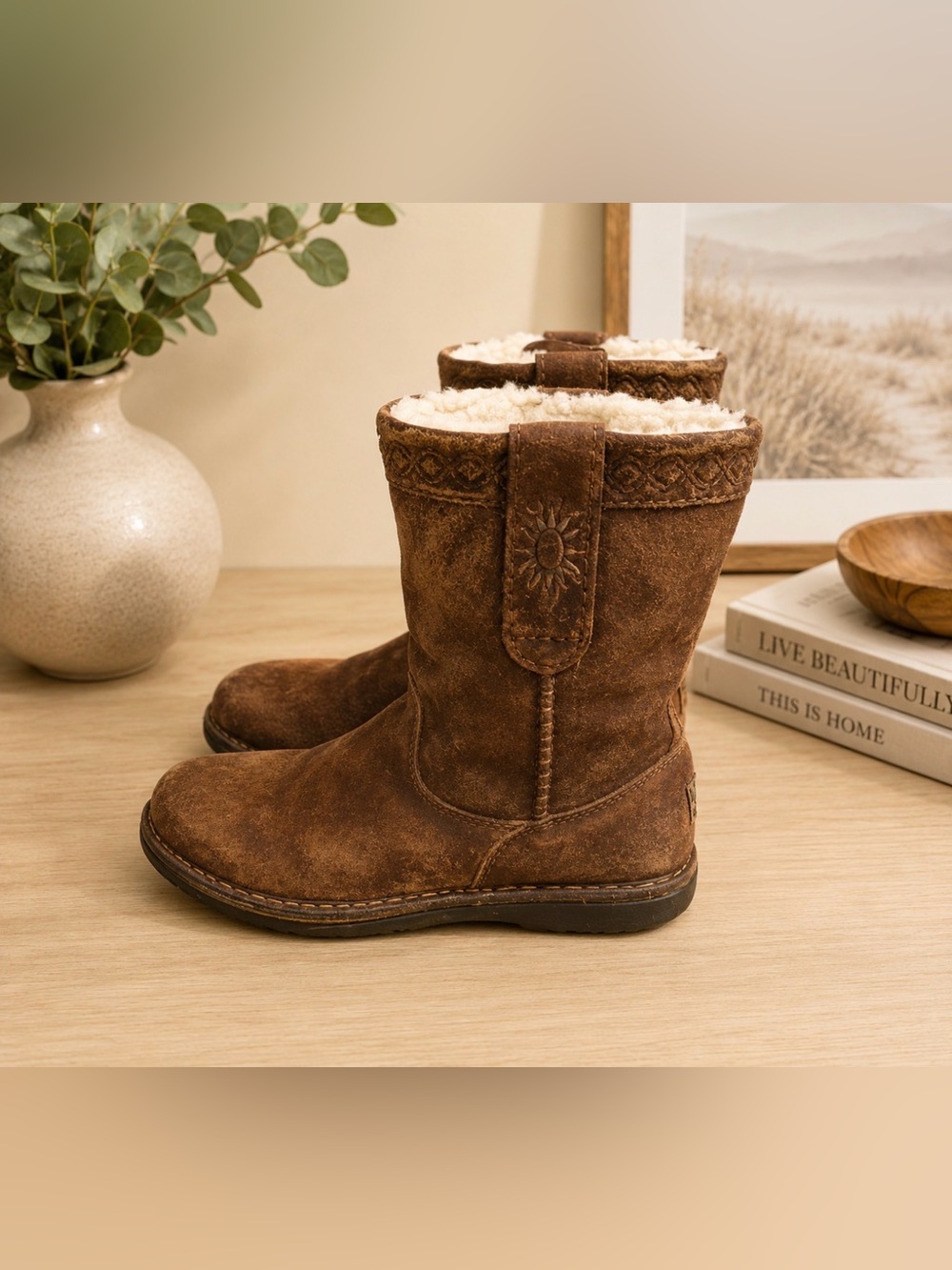 Ugg's kid's brown size 3  EU 33 suede boot GUC